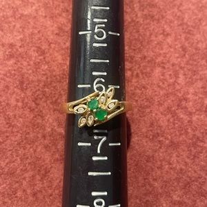 14 KP Gold Emerald Diamond ring
